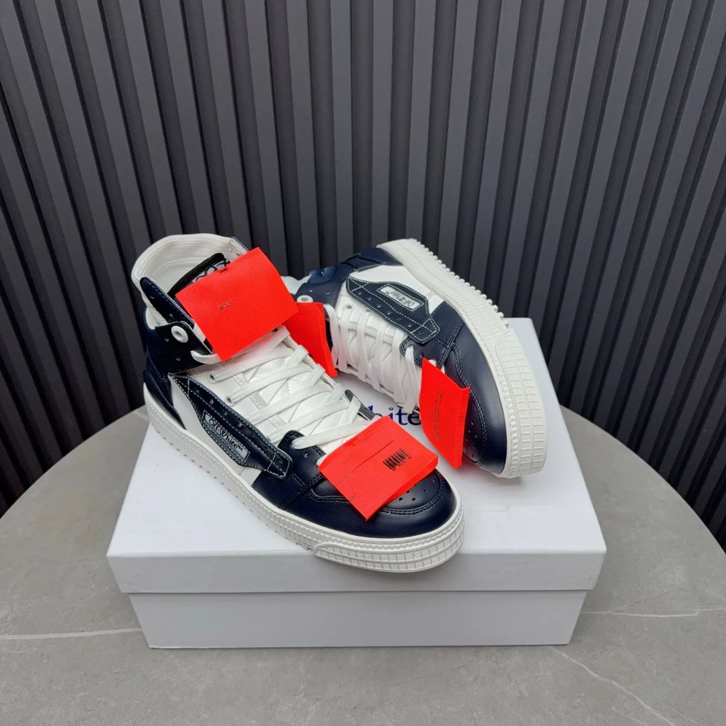 Men's shoes💰740 OFF WHITE ⚡️Couple style⚡️The latest spring style street casual shoes, released with the highest quality version on the market👊Series original mold opening, original lasting, production technology 1:1 original version➰🔜The best choice for more and more celebrities and Internet celebrities🔸In the classics Changes in the code🔸Innovate in the trend🔸Strive to break away from the shackles of bad street design🔝Although he is not the originator of fashion design, he is definitely a shining dark horse in avant-garde design🐴🆙Do not follow the trend🔅Not universal beauty🔅 Fabric💯First-layer cowhide Lining💯Imported skin-friendly and environmentally friendly polyester mesh Foot pads💯Original molded high-elastic environmentally friendly molding pads Midsole💯Made with original last-last technology Outsole💯Rubber outsole Packaging💯Official website synchronizes full set of packaging (brand wrapping paper, brand certificate, brand cloth bag) Code numbers 35-44, 45 46 Customized